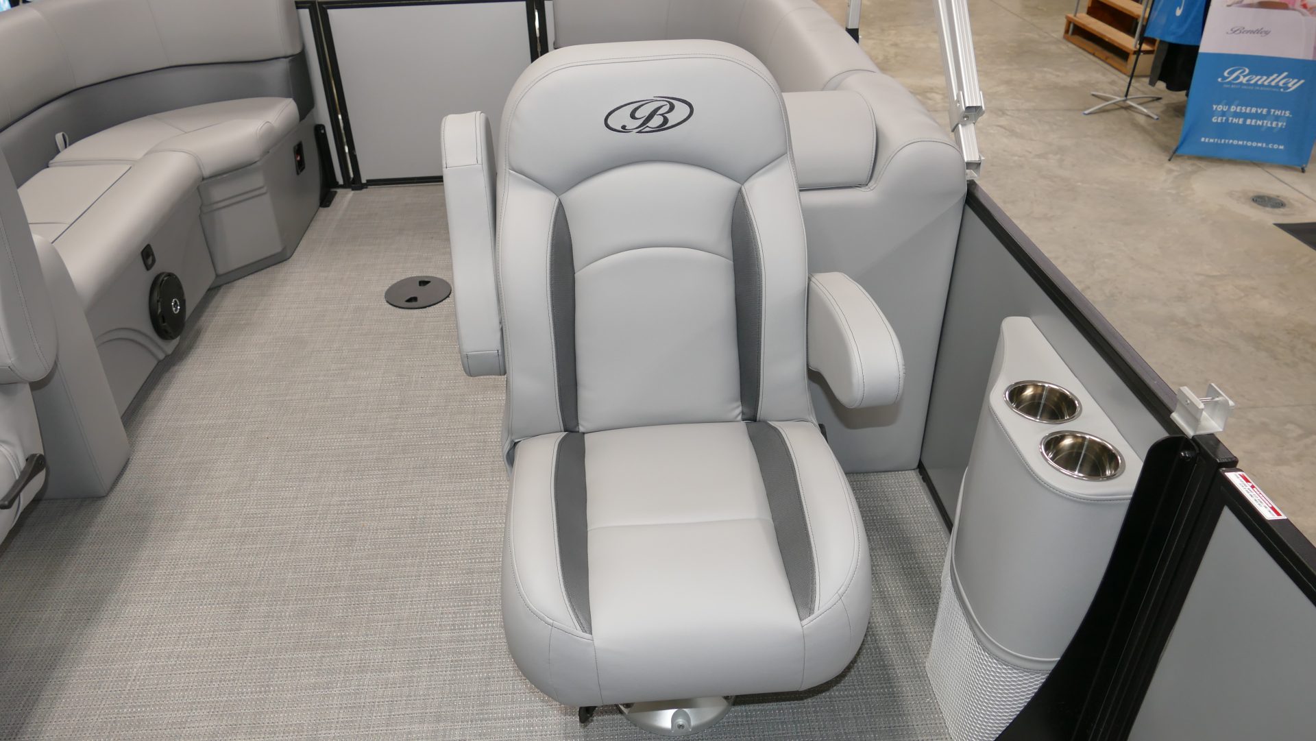 2025 Bentley Pontoons Legacy 200 Navigator - Image 25