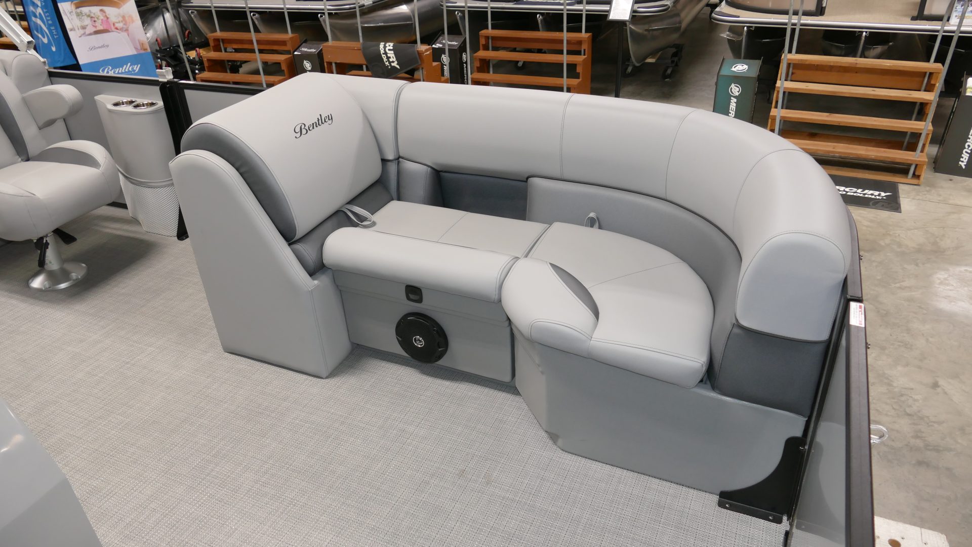 2025 Bentley Pontoons Legacy 200 Navigator - Image 36