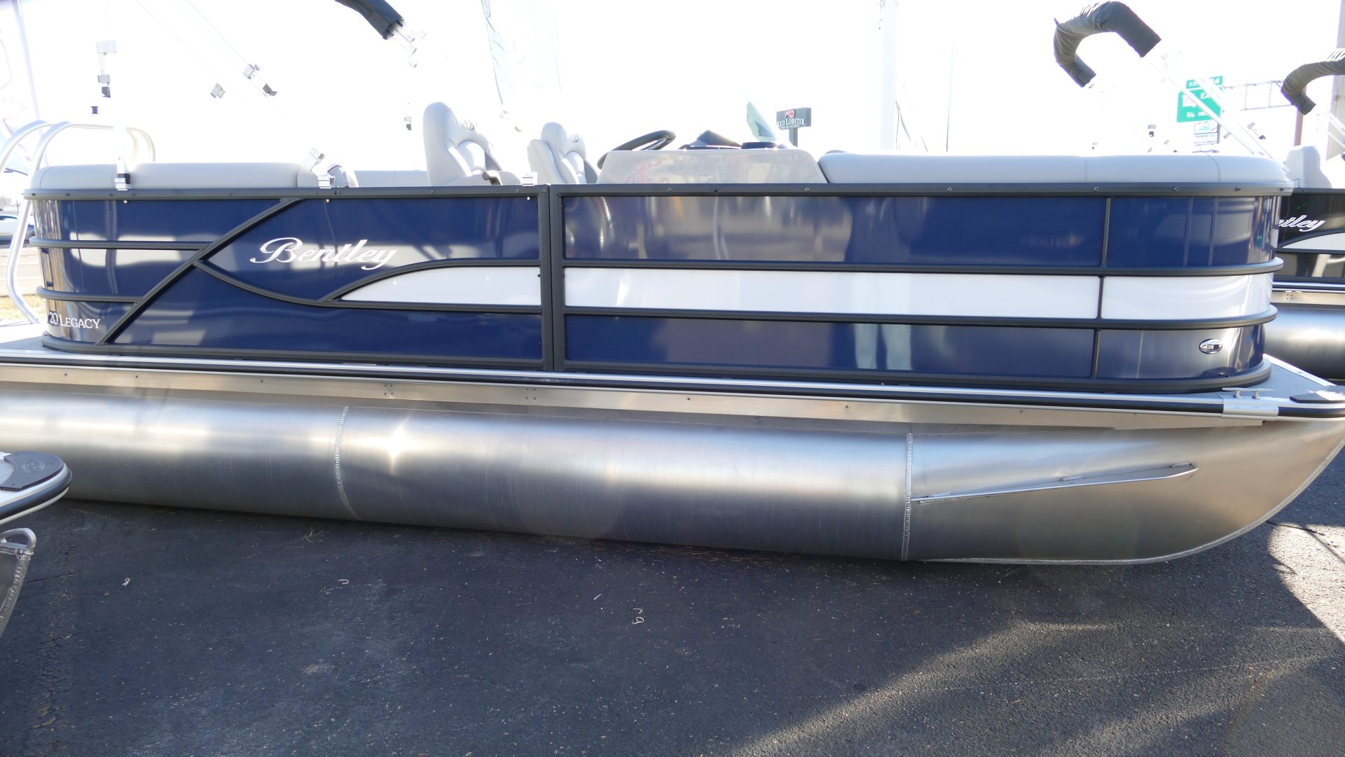 2025 Bentley Pontoons Legacy 200 Navigator - Image 7