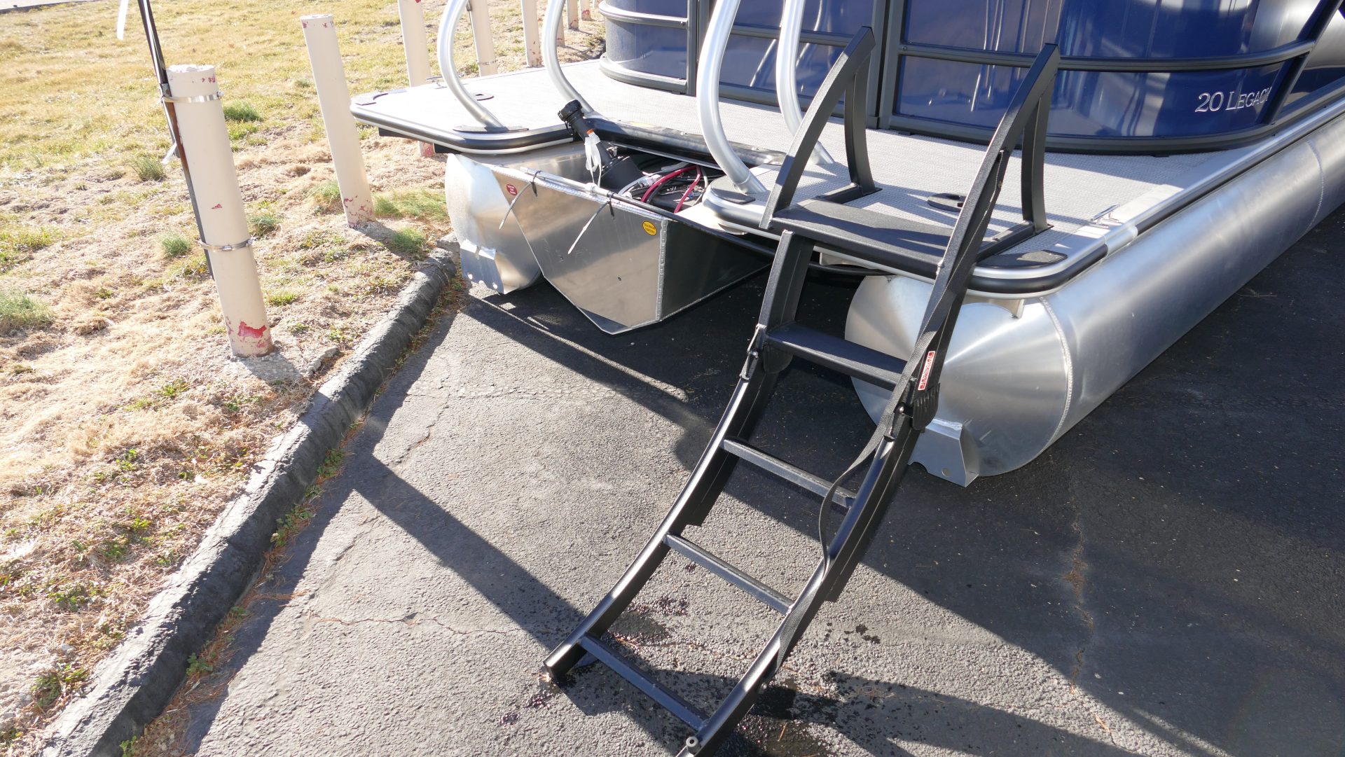 2025 Bentley Pontoons Legacy 200 Navigator - Image 6
