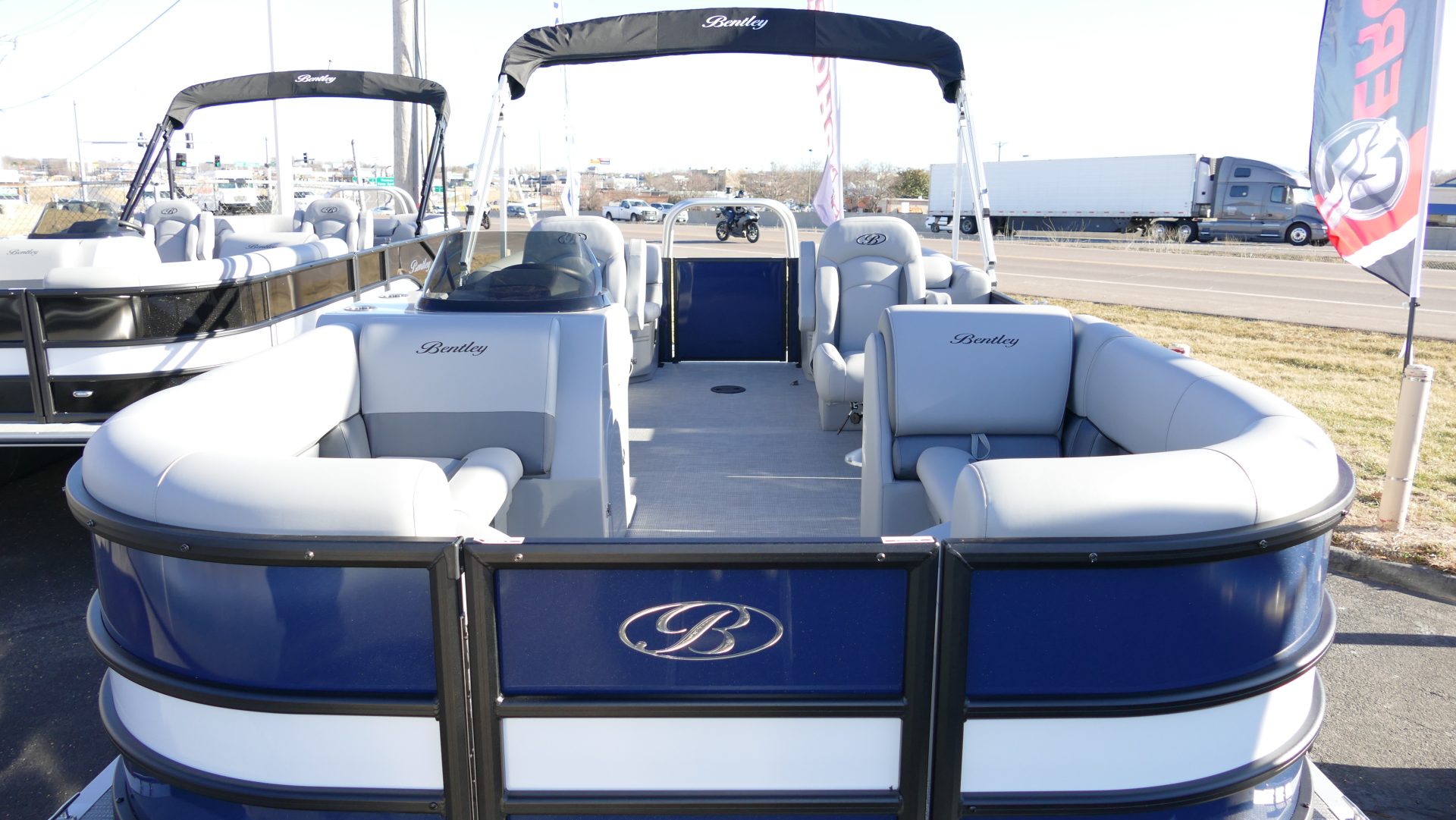 2025 Bentley Pontoons Legacy 200 Navigator - Image 9