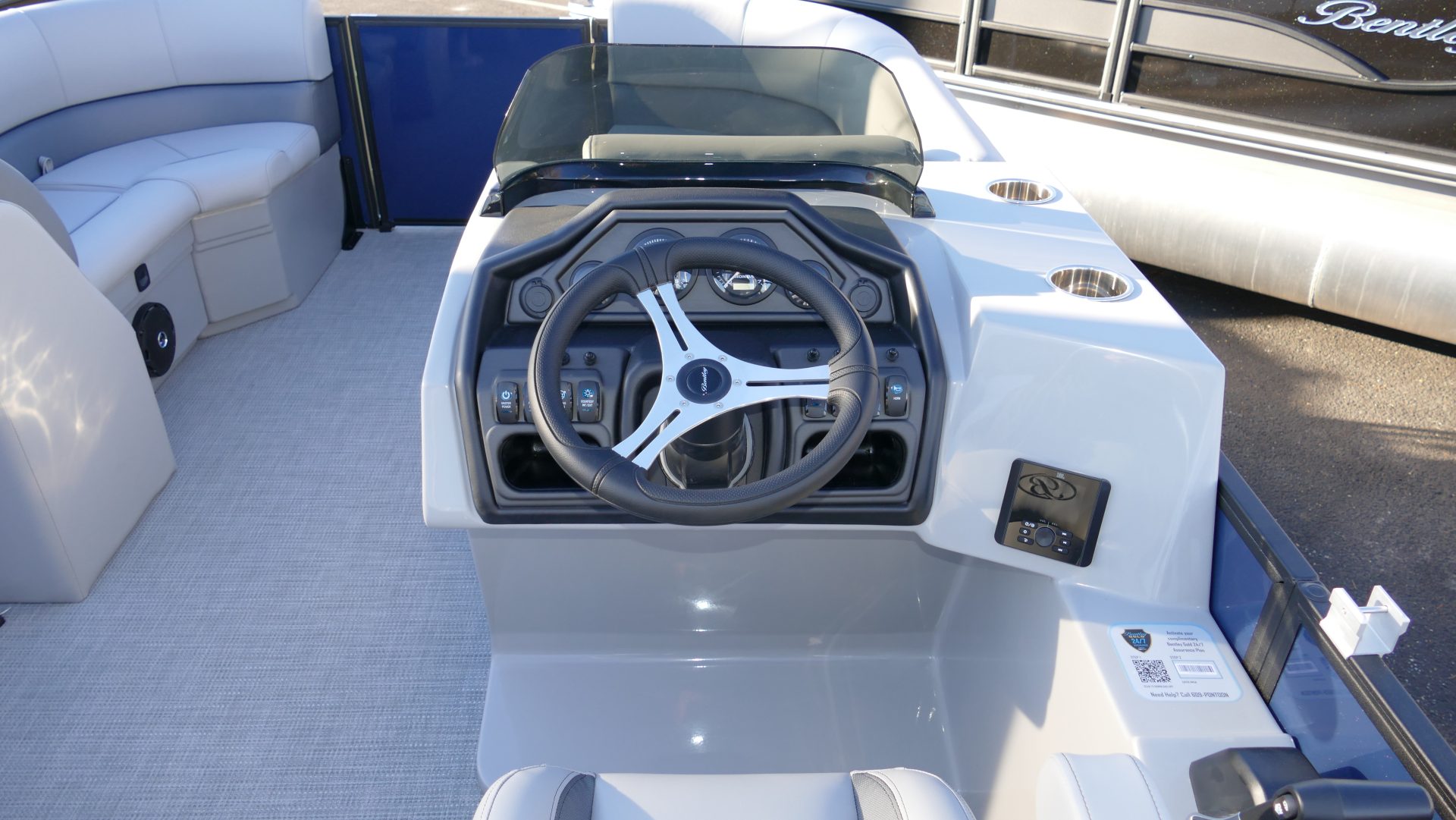 2025 Bentley Pontoons Legacy 200 Navigator - Image 10