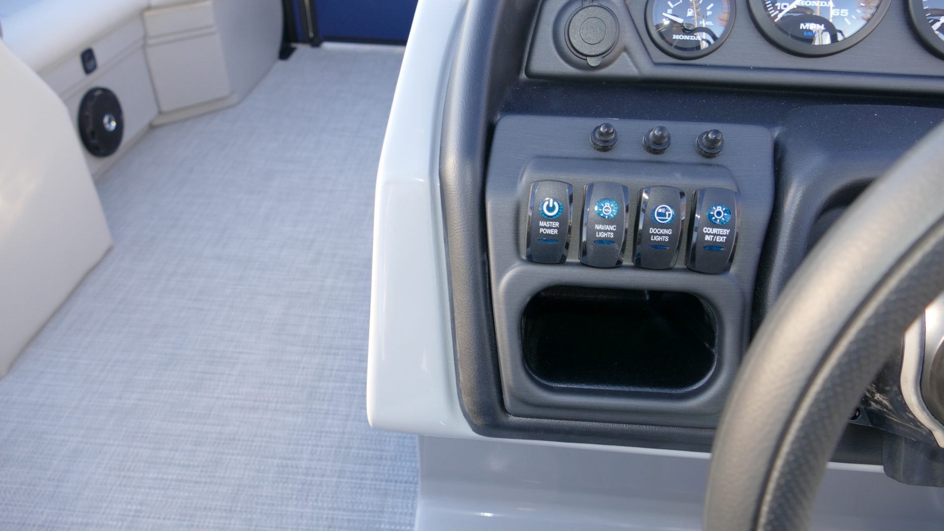 2025 Bentley Pontoons Legacy 200 Navigator - Image 12