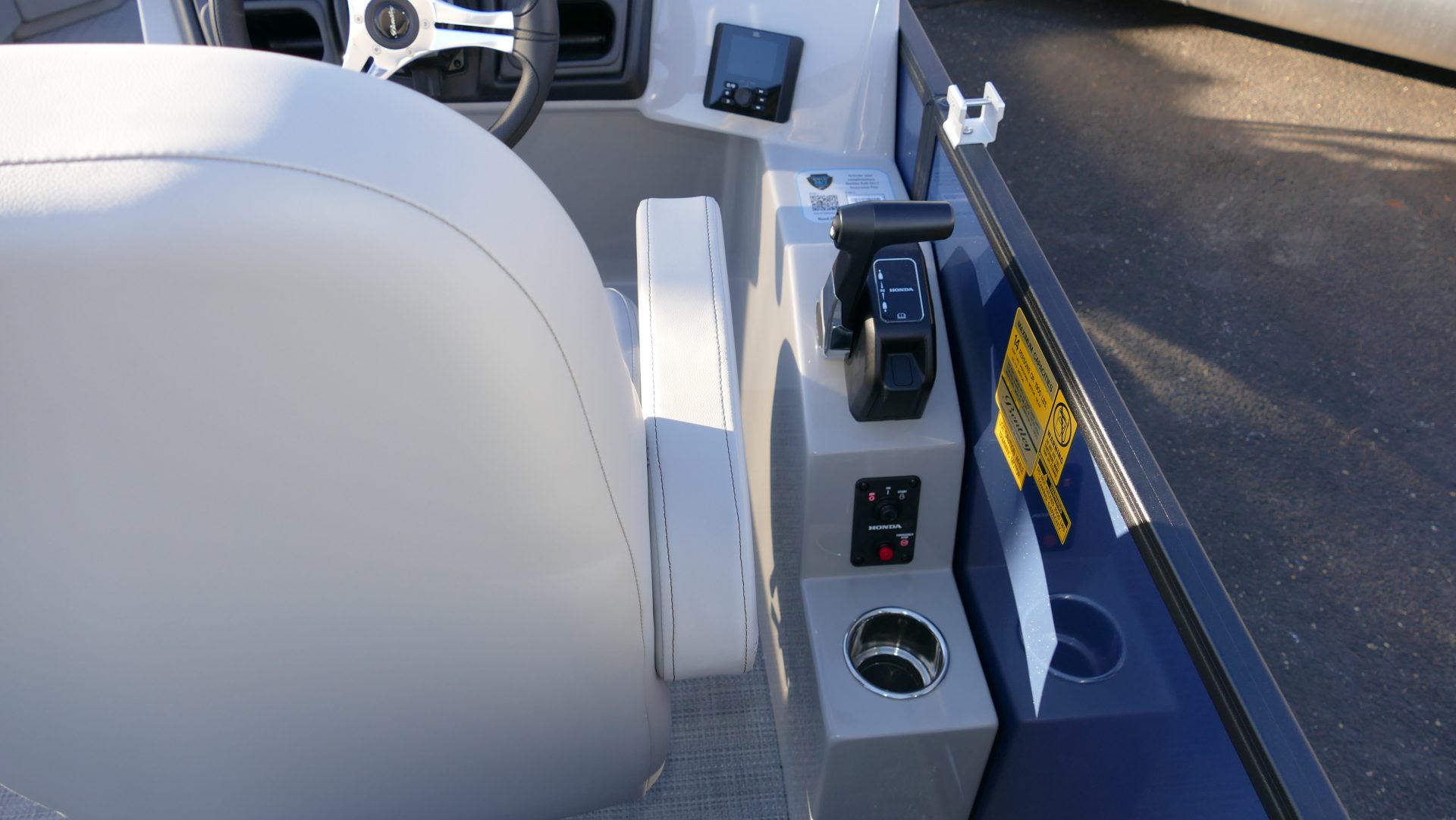 2025 Bentley Pontoons Legacy 200 Navigator - Image 16