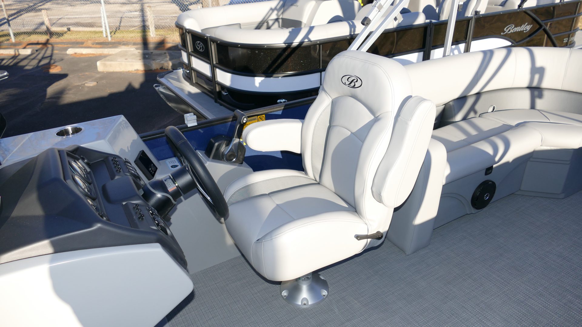 2025 Bentley Pontoons Legacy 200 Navigator - Image 17