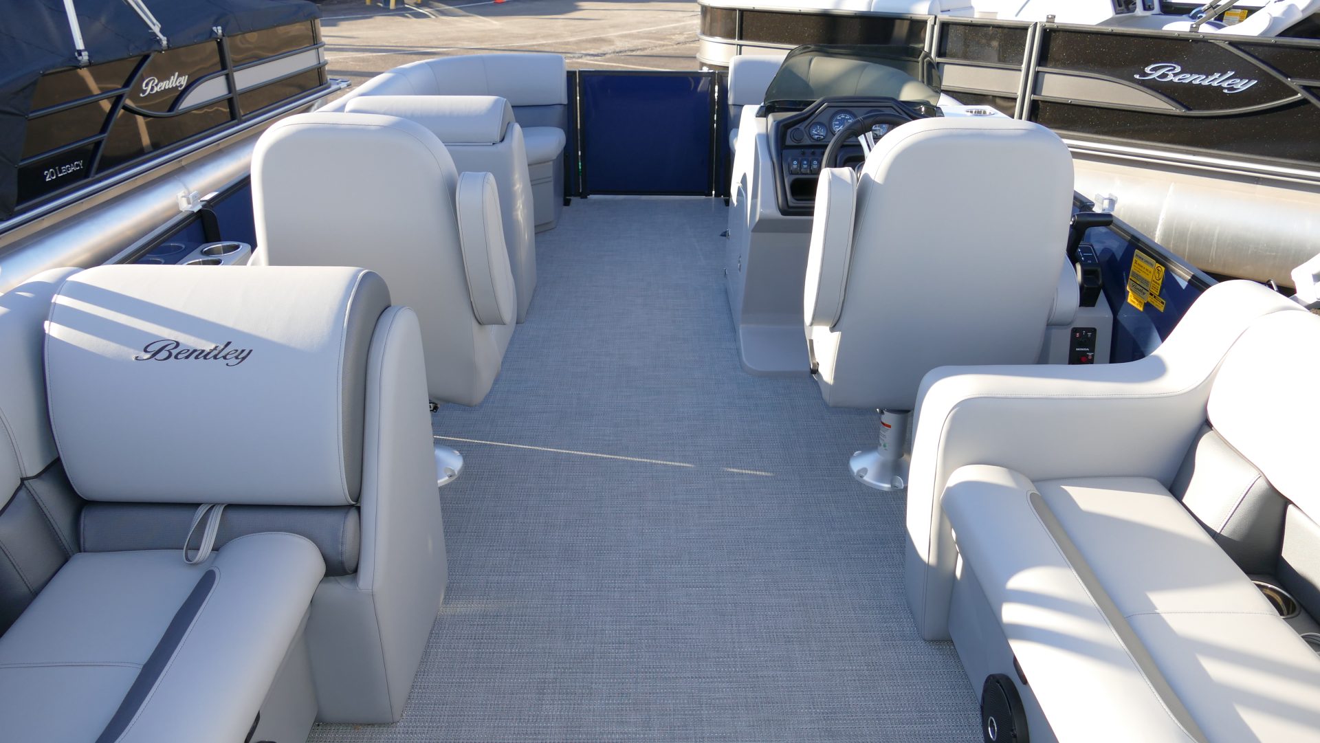 2025 Bentley Pontoons Legacy 200 Navigator - Image 25