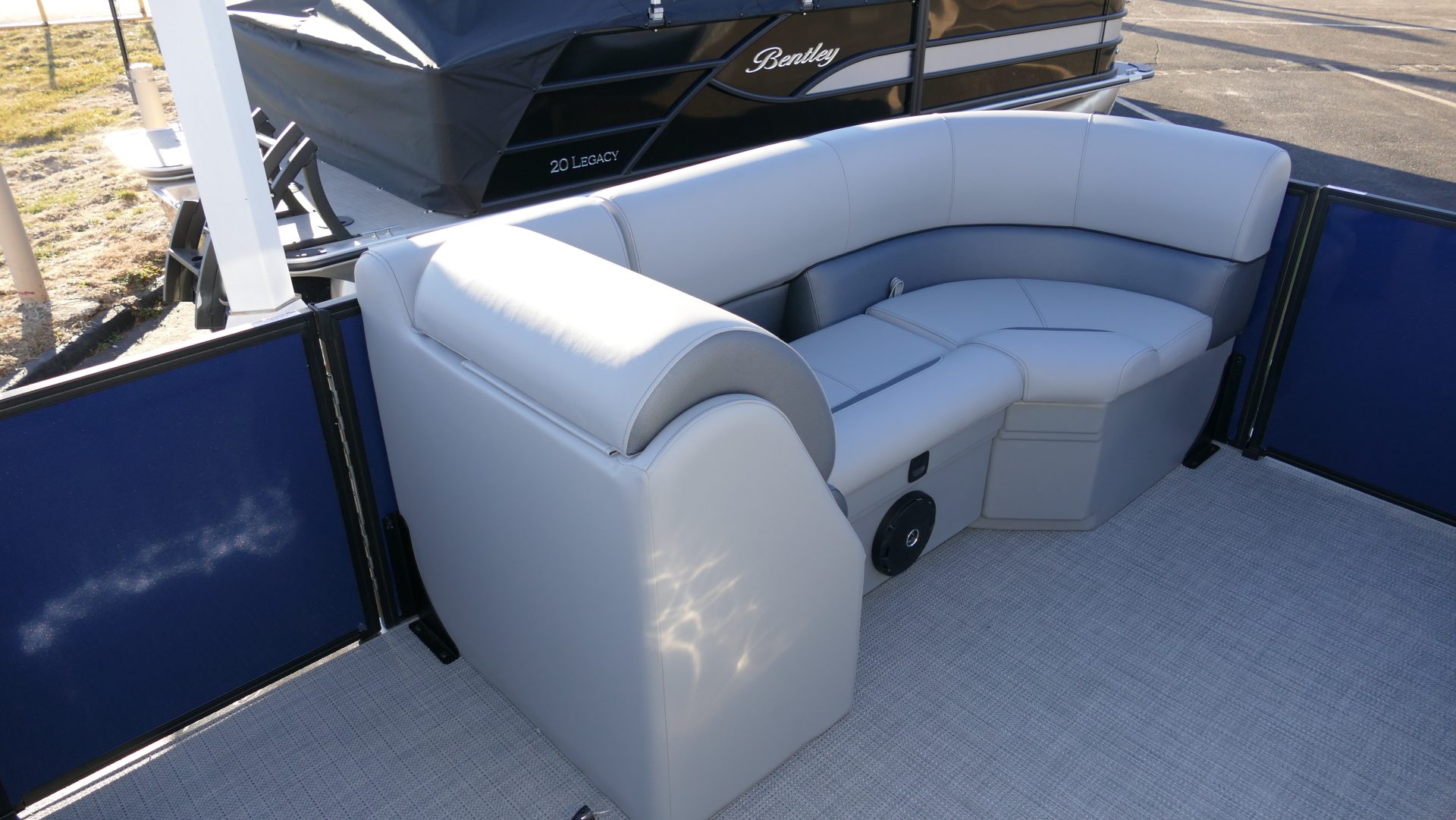 2025 Bentley Pontoons Legacy 200 Navigator - Image 28