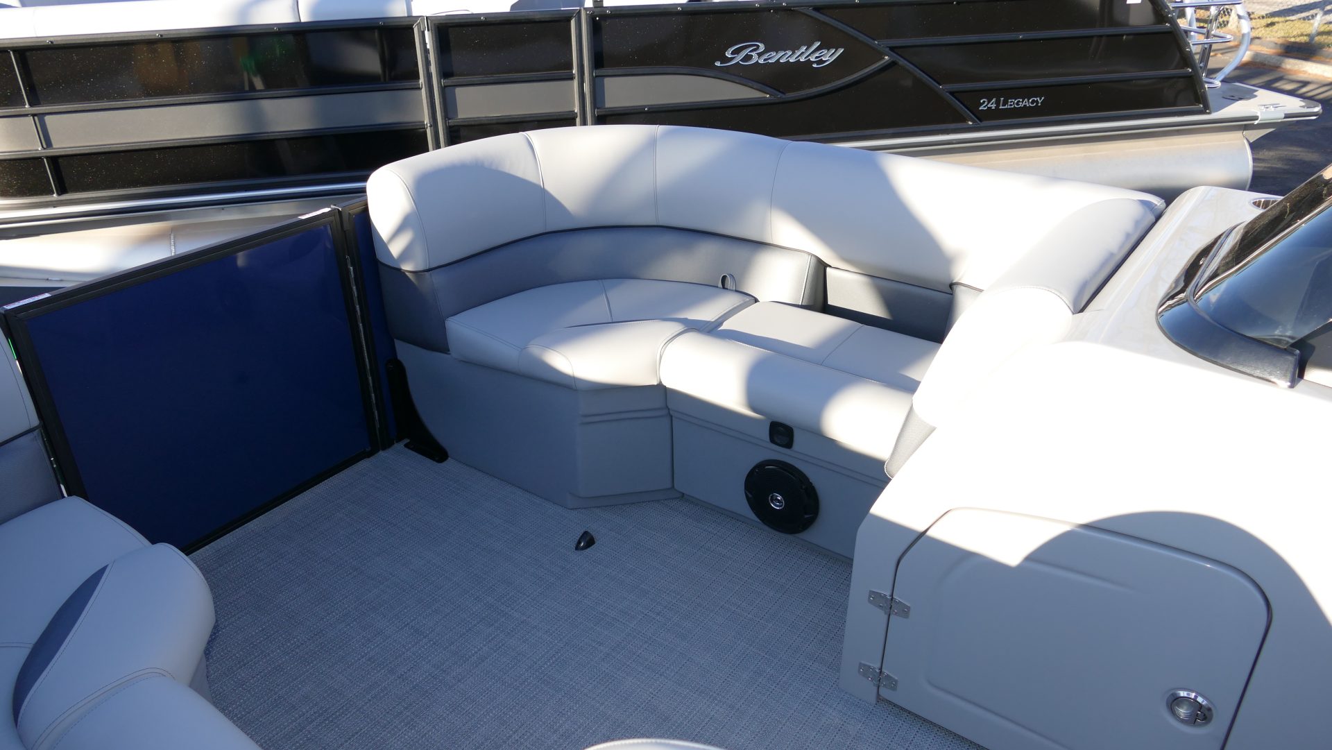 2025 Bentley Pontoons Legacy 200 Navigator - Image 29