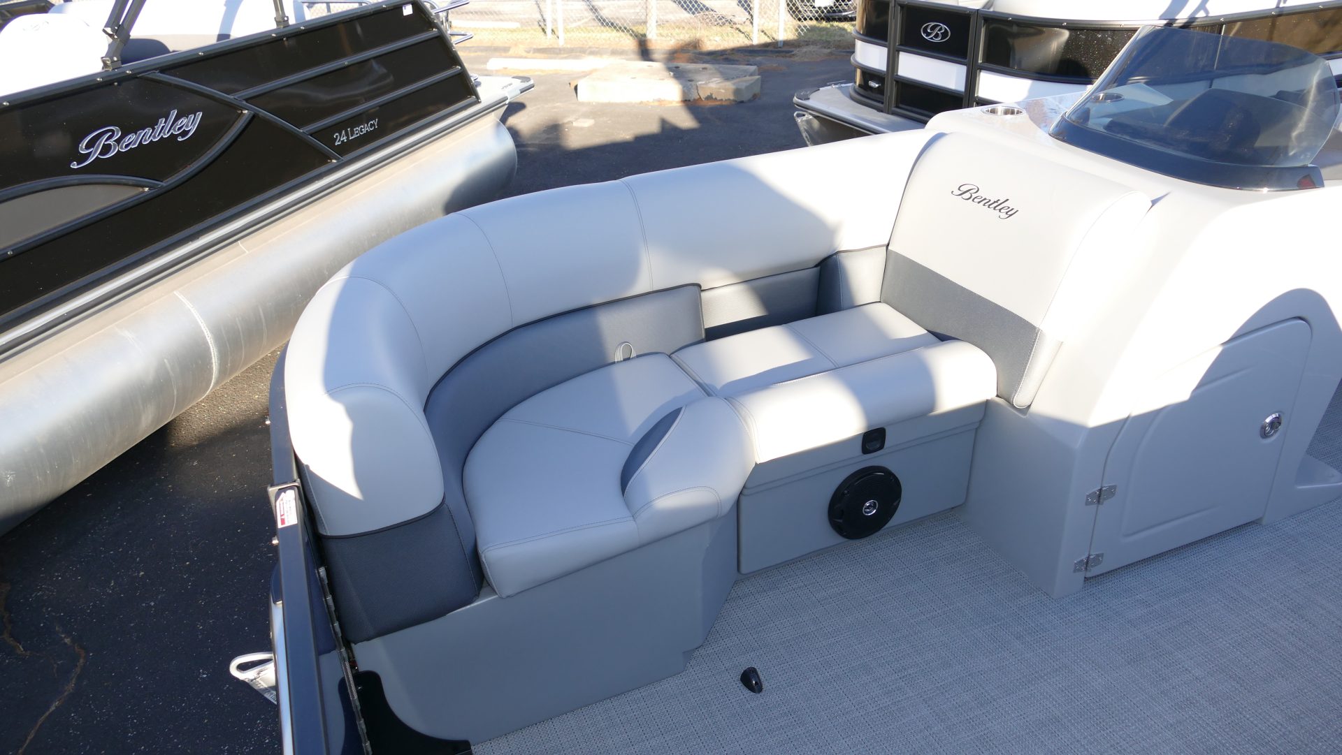 2025 Bentley Pontoons Legacy 200 Navigator - Image 30