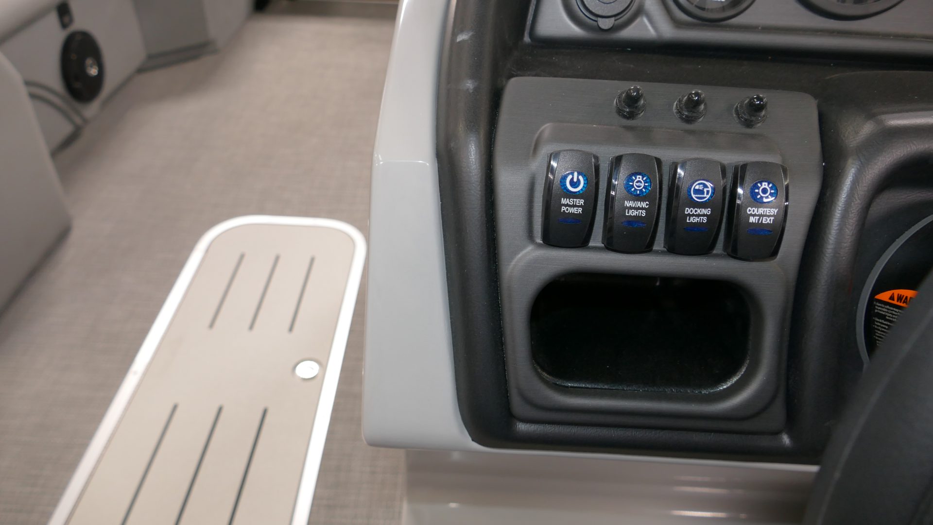 2025 Bentley Pontoons Legacy 223 Navigator - Image 16