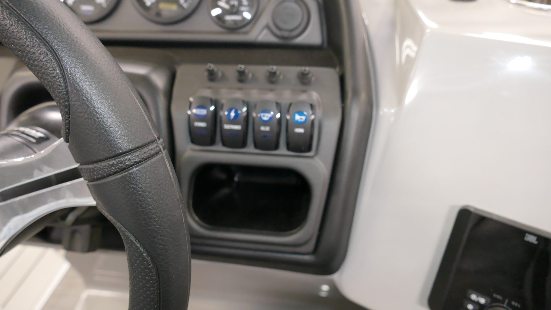 2025 Bentley Pontoons Legacy 223 Navigator - Image 17