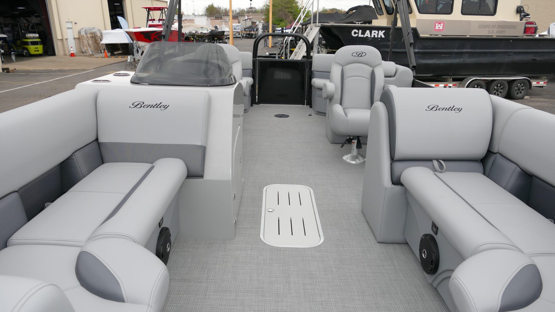 2025 Bentley Pontoons Legacy 223 Navigator - Image 11