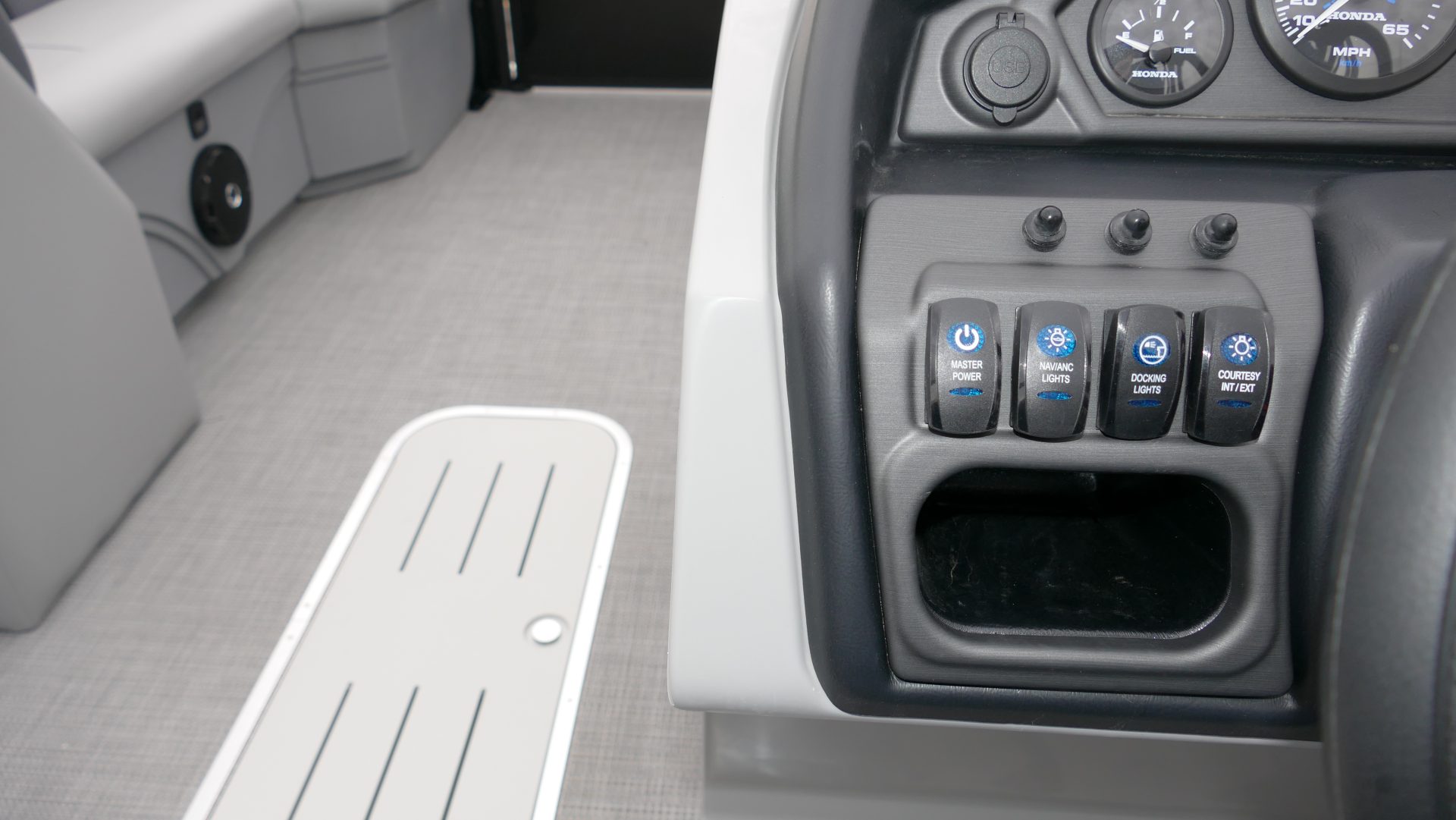 2025 Bentley Pontoons Legacy 223 Navigator - Image 14