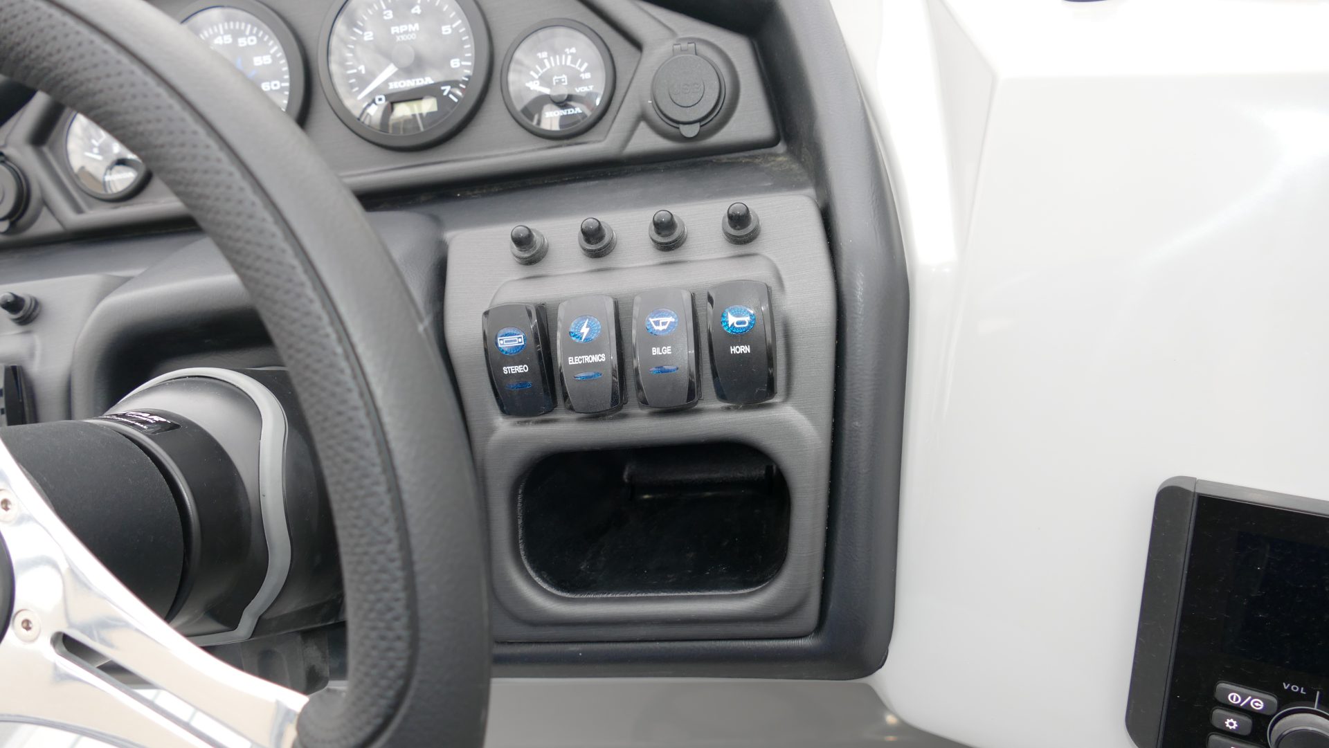2025 Bentley Pontoons Legacy 223 Navigator - Image 15