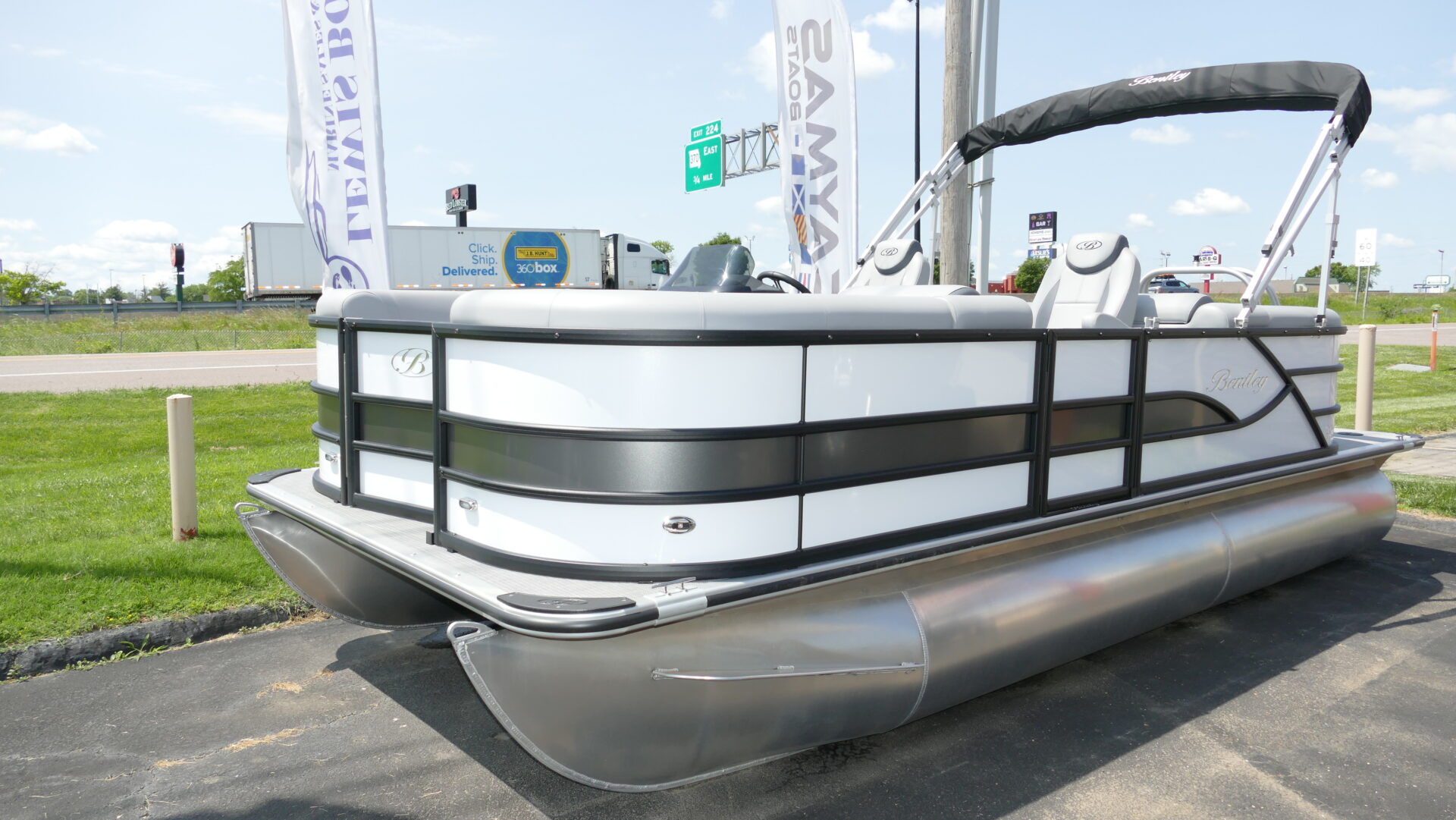 2025 Bentley Pontoons Legacy 200 Navigator - Image 3