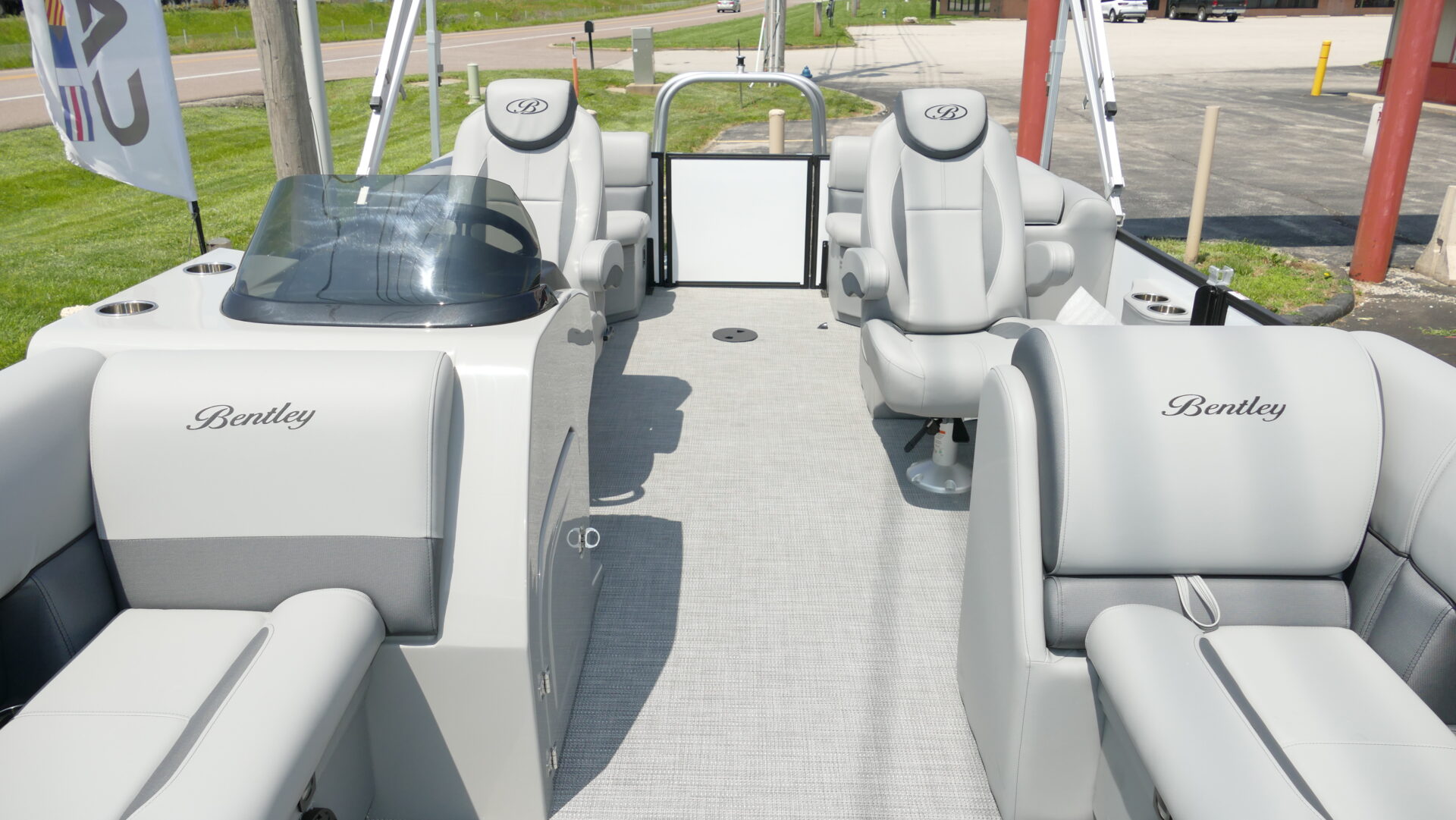 2025 Bentley Pontoons Legacy 200 Navigator - Image 11