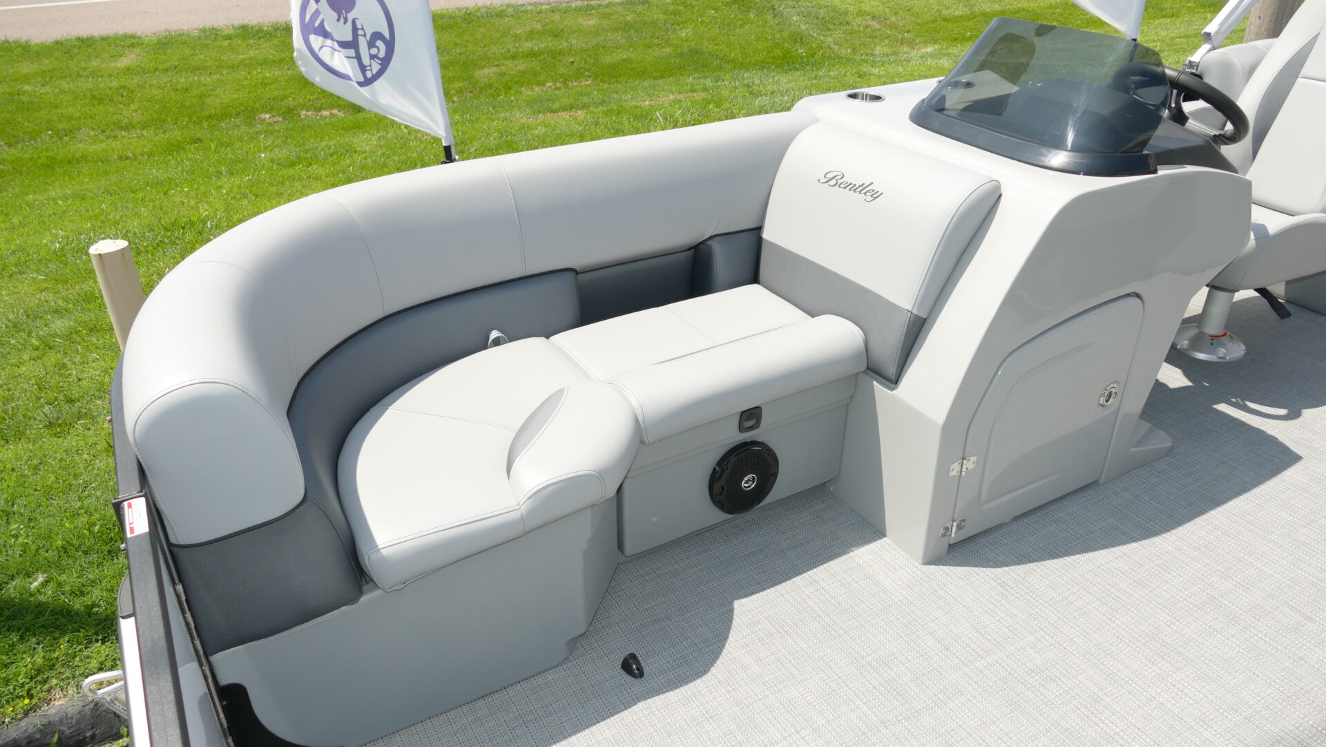 2025 Bentley Pontoons Legacy 200 Navigator - Image 33