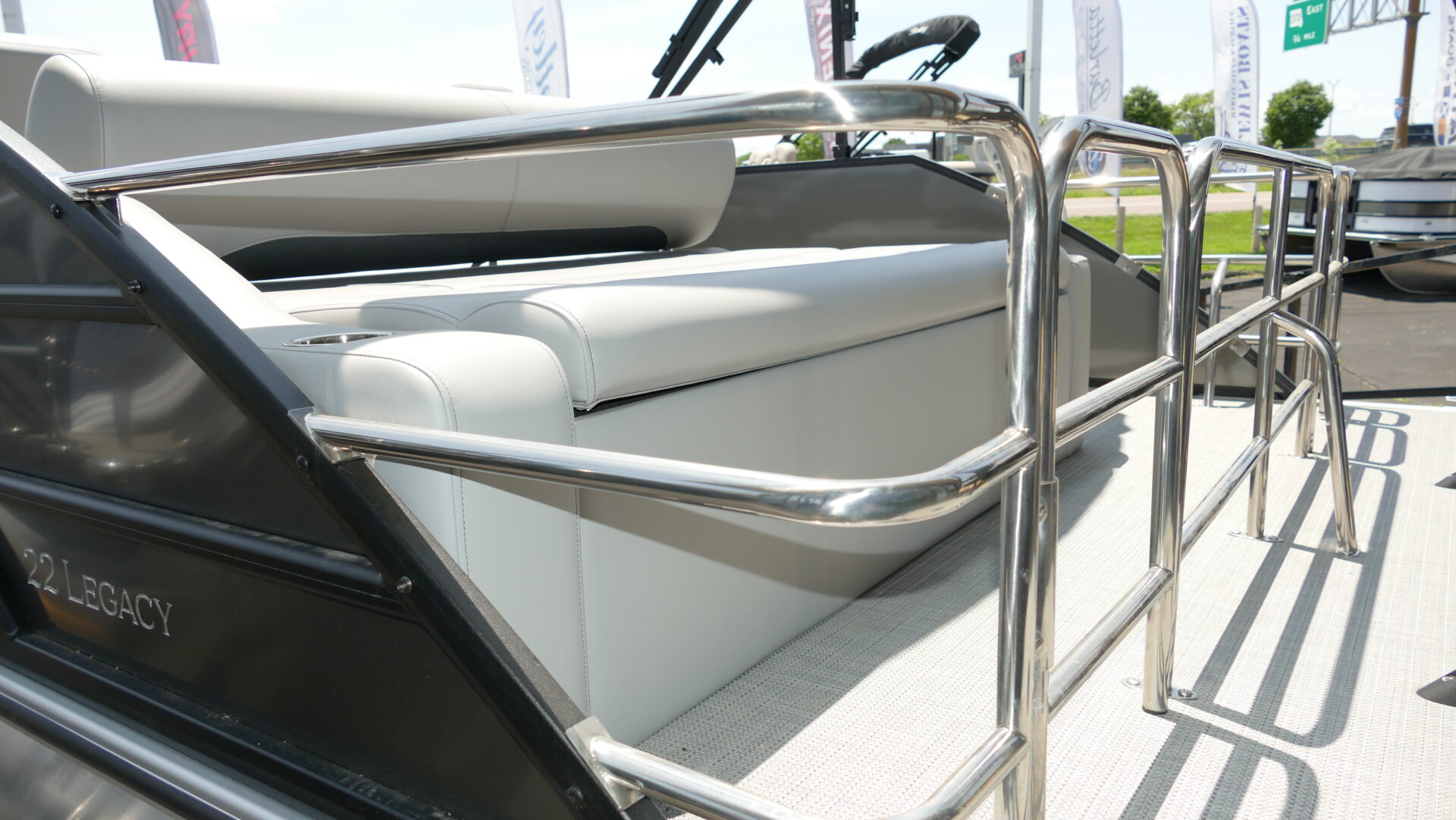 2025 Bentley Pontoons Legacy 223 Swingback - Image 8