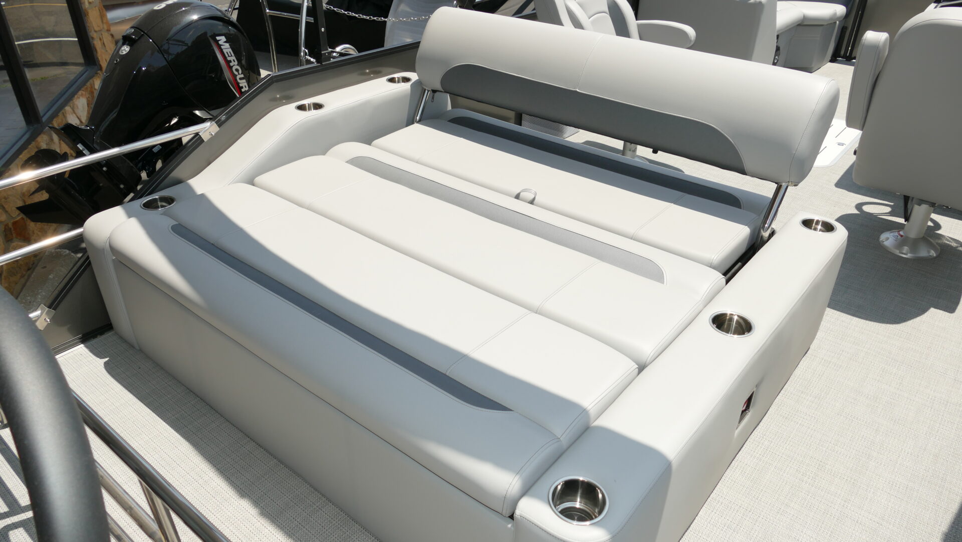2025 Bentley Pontoons Legacy 223 Swingback - Image 24