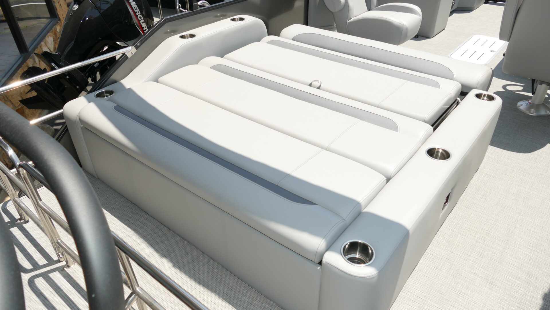 2025 Bentley Pontoons Legacy 223 Swingback - Image 25